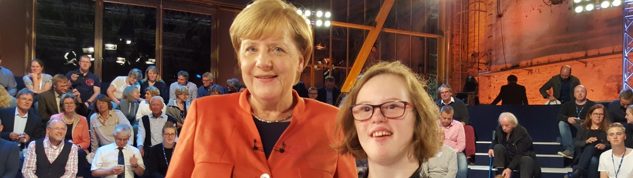 Natalie Dedreux mit Bundes-Kanzlerin Angela Merkel be der Wahl-Arena