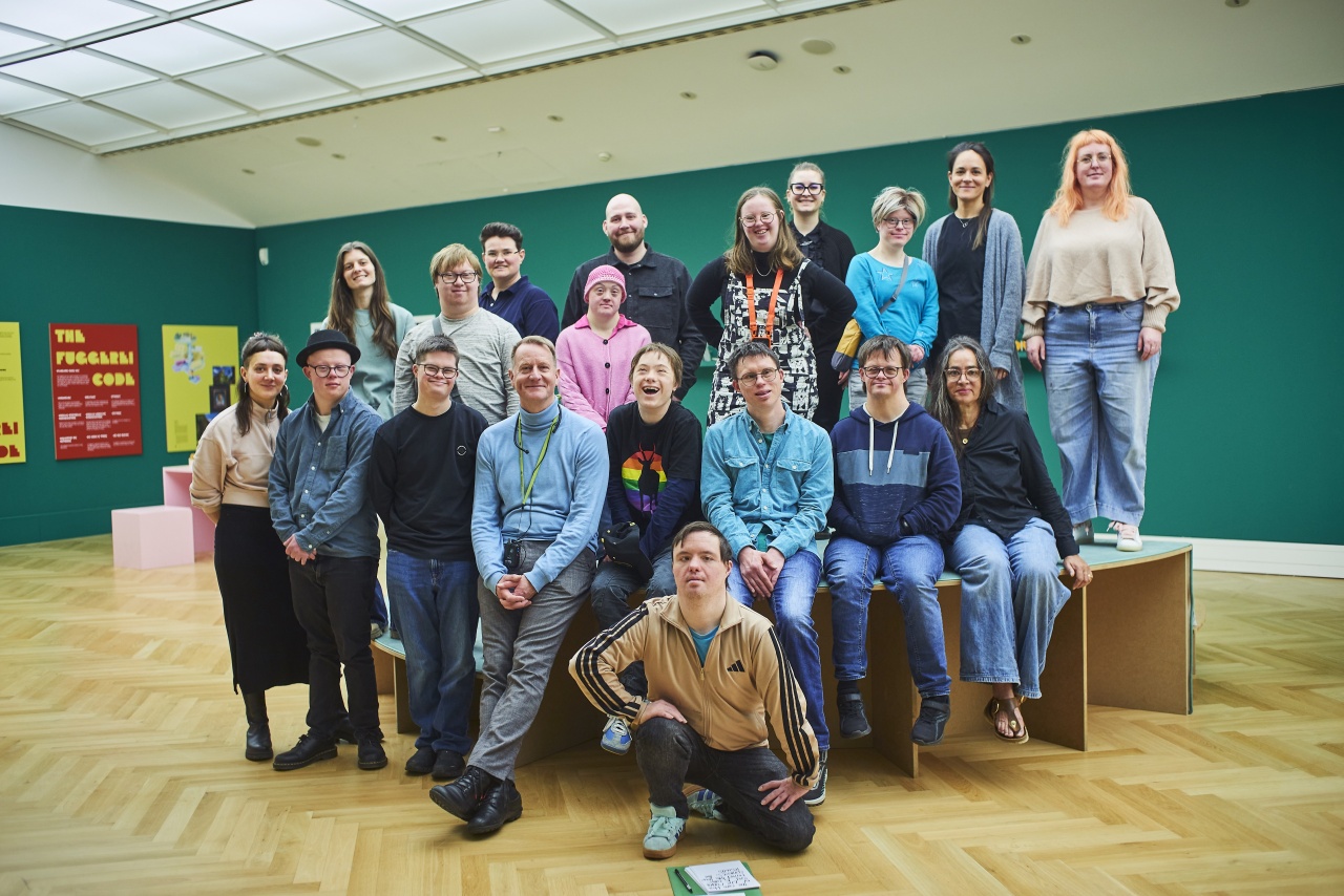 Das Ohrenkuss-Team steht als Gruppe zusammen in einem Ausstellungsraum der Bundeskunsthalle Bonn.