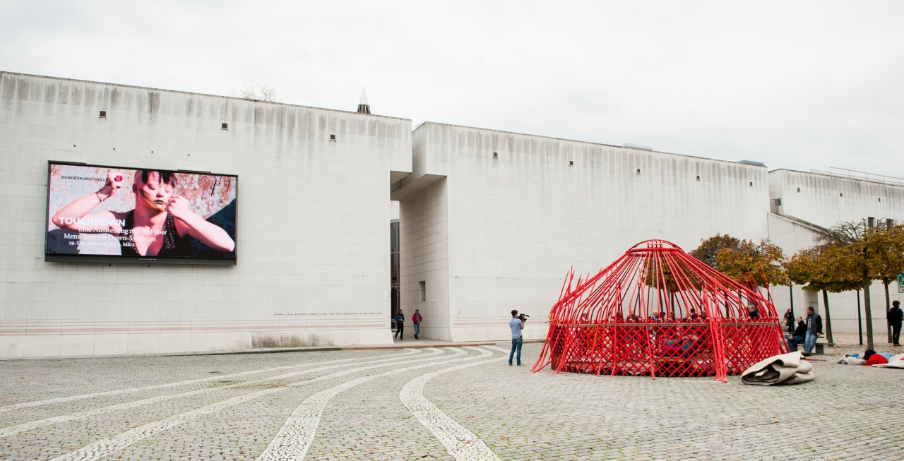 Eine Jurte wird vor der Bundeskunsthalle der Bundesrepublik Deutschland aufgebaut.