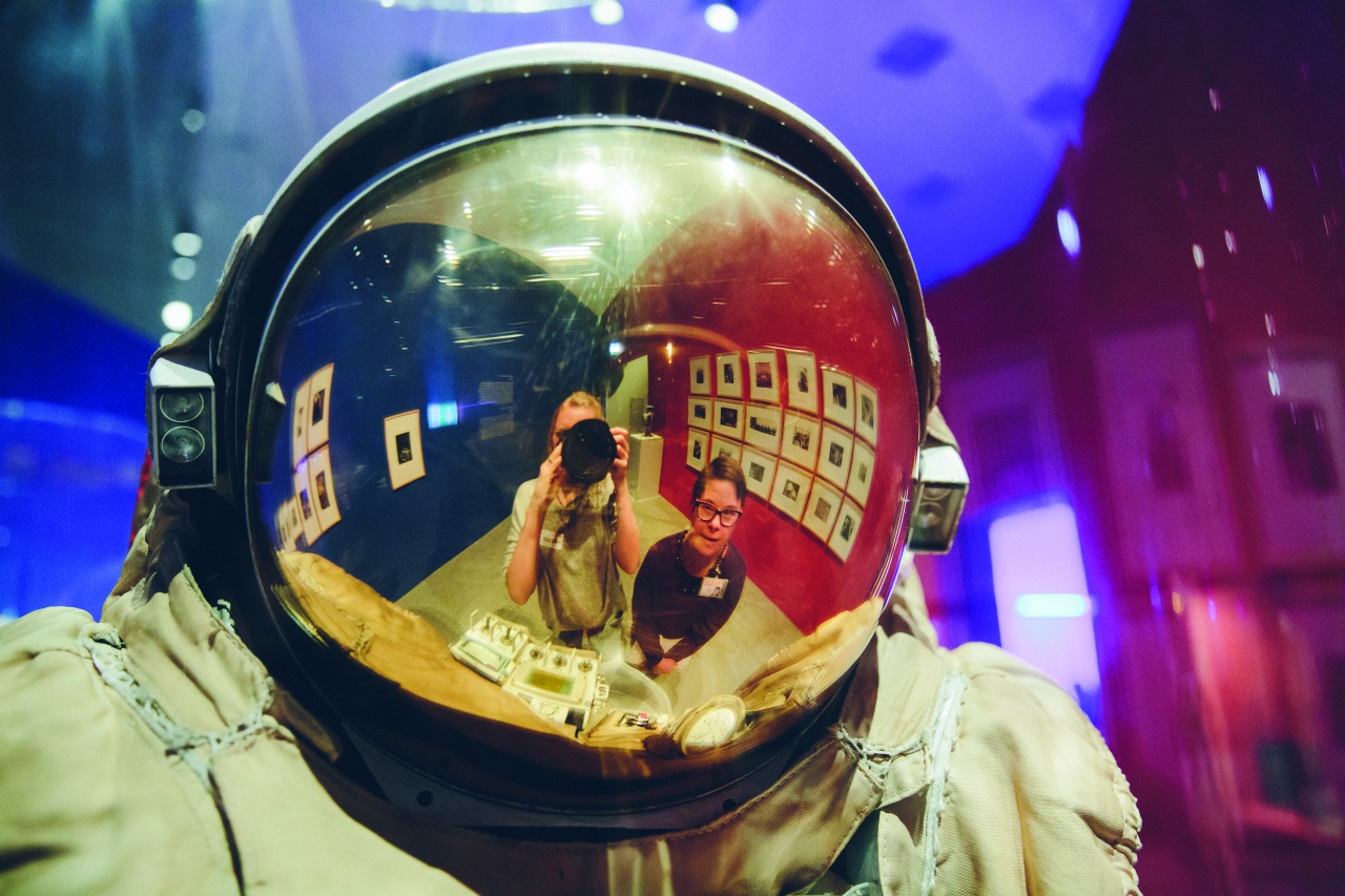 Anna-Lisa und die Fotografin spiegeln sich im Helm eines Raumanzuges