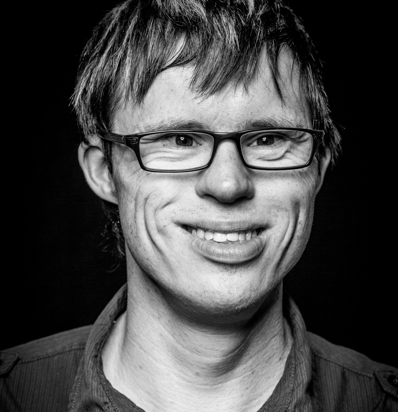 Ein schwarz-weiß Portrait von Martin Weser mit Brille