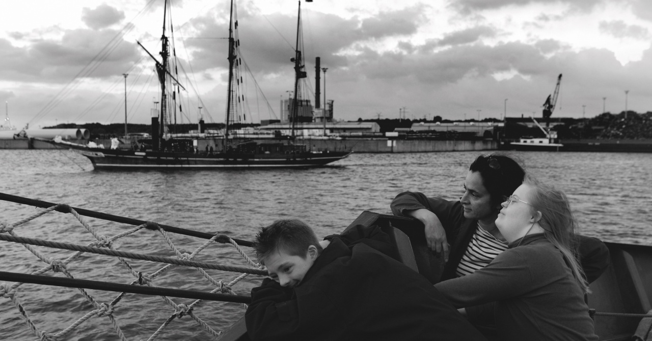 Marc hat am Schiffsrand seinen Kopf auf seine Arme gelegt, Katja und Svenja sitzen daneben und schauen in die Ferne.