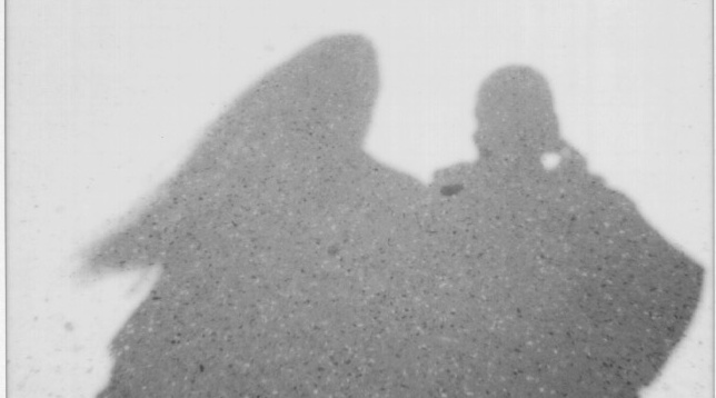 Ein Foto von den Schatten zweier Personen