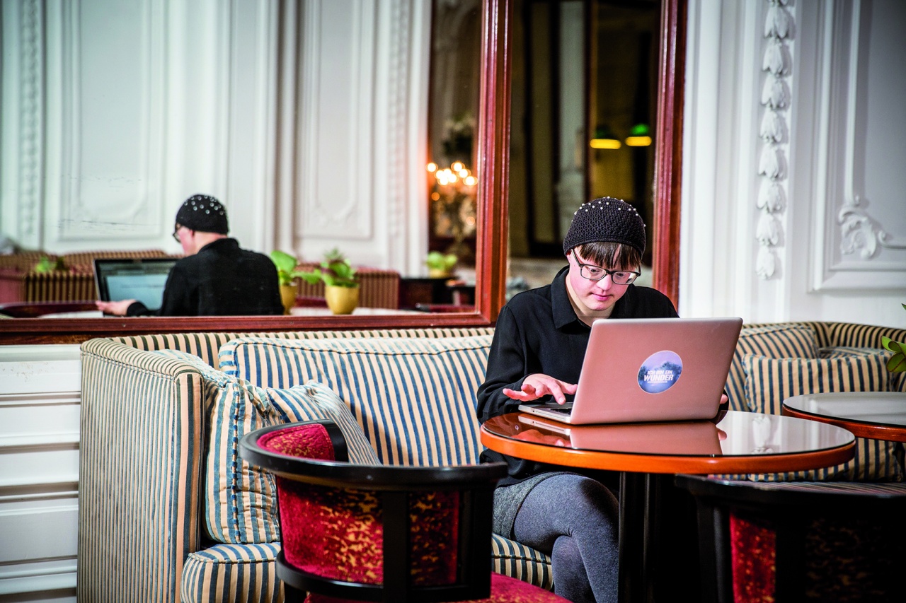 Autorin Johanna von Schönfeld arbeitet in einem Hotel am Laptop.