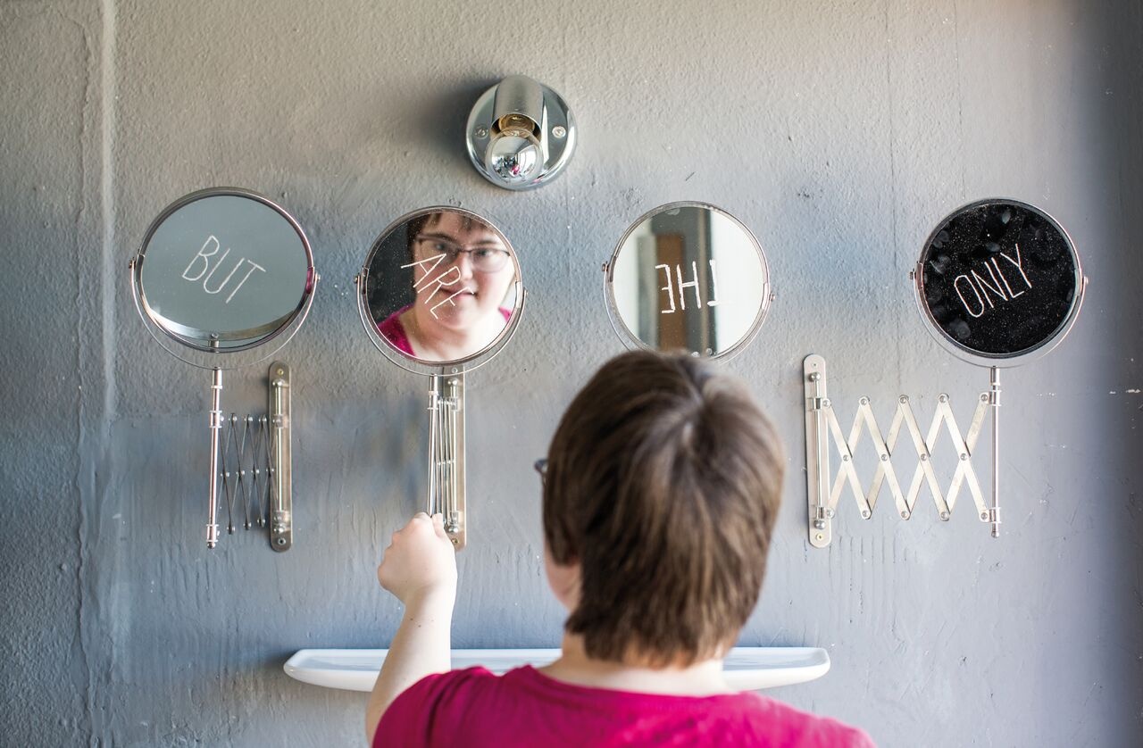 Ohrenkuss-Autorin betrachtet sich in einem Spiegel in einem Hotelbad