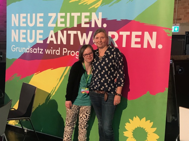 Natalie Dedreux und Corinna Rüffer beim Start-Konvent der Grünen: Die beiden stehen nebeneinander vor einem Banner mit dem Schriftzug: Neue Zeiten. Neue Antworten.