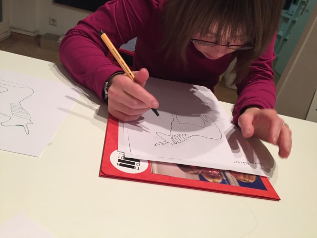 Verena Günnel zeichnet ein Einhorn, Foto: Anne Leichtfuß