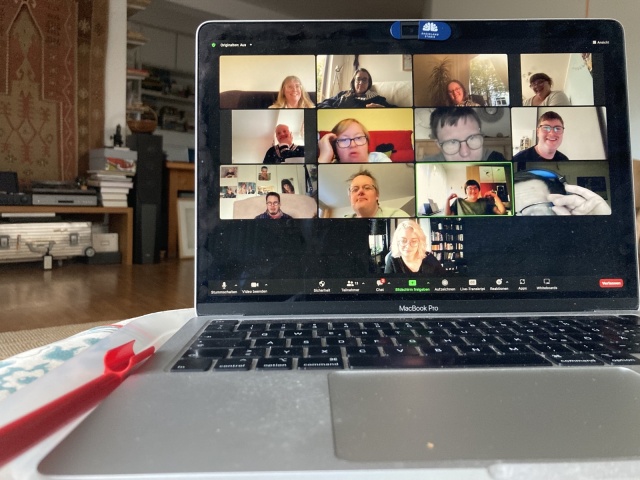 13 Personen mit und ohne Down-Syndrom in einer Videokonferenz am Laptop