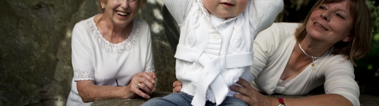 Ein Kind, zusammen mit seiner Mutter und seiner Oma