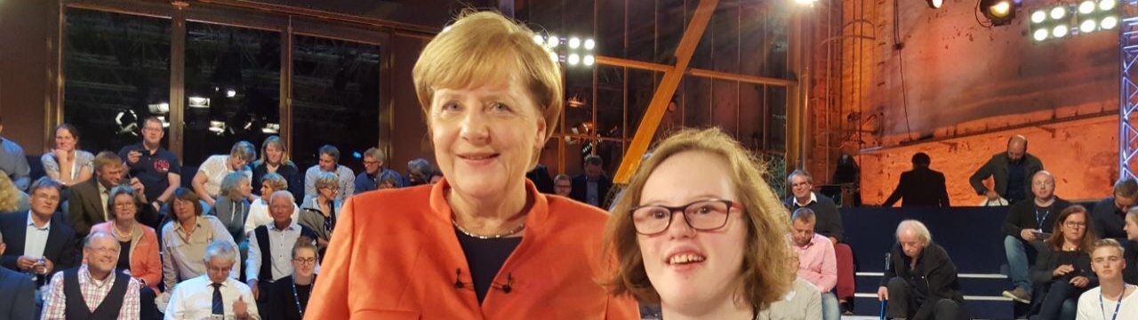 Natalie Dedreux und Angela Merkel in der Wahl-Arena, Foto: Michaela Dedreux