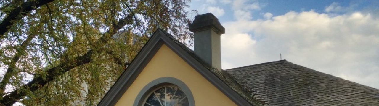 Das kurfürstliche Gärtnerhaus in Bonn unter blauem Himmel mit wenigen Wolken