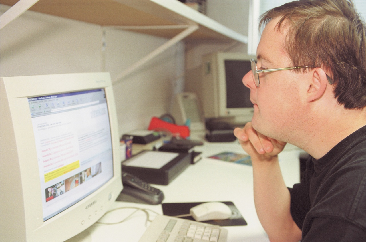 Michael Häger, Ohrenkuss-Teammitglied, betrachtet einen Text auf dem Bildschirm.