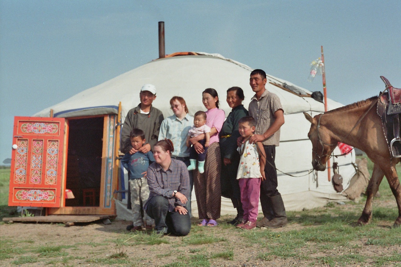 Das Ohrenkuss-Team vor einer Jurte während der Mongolei-Reise 2006