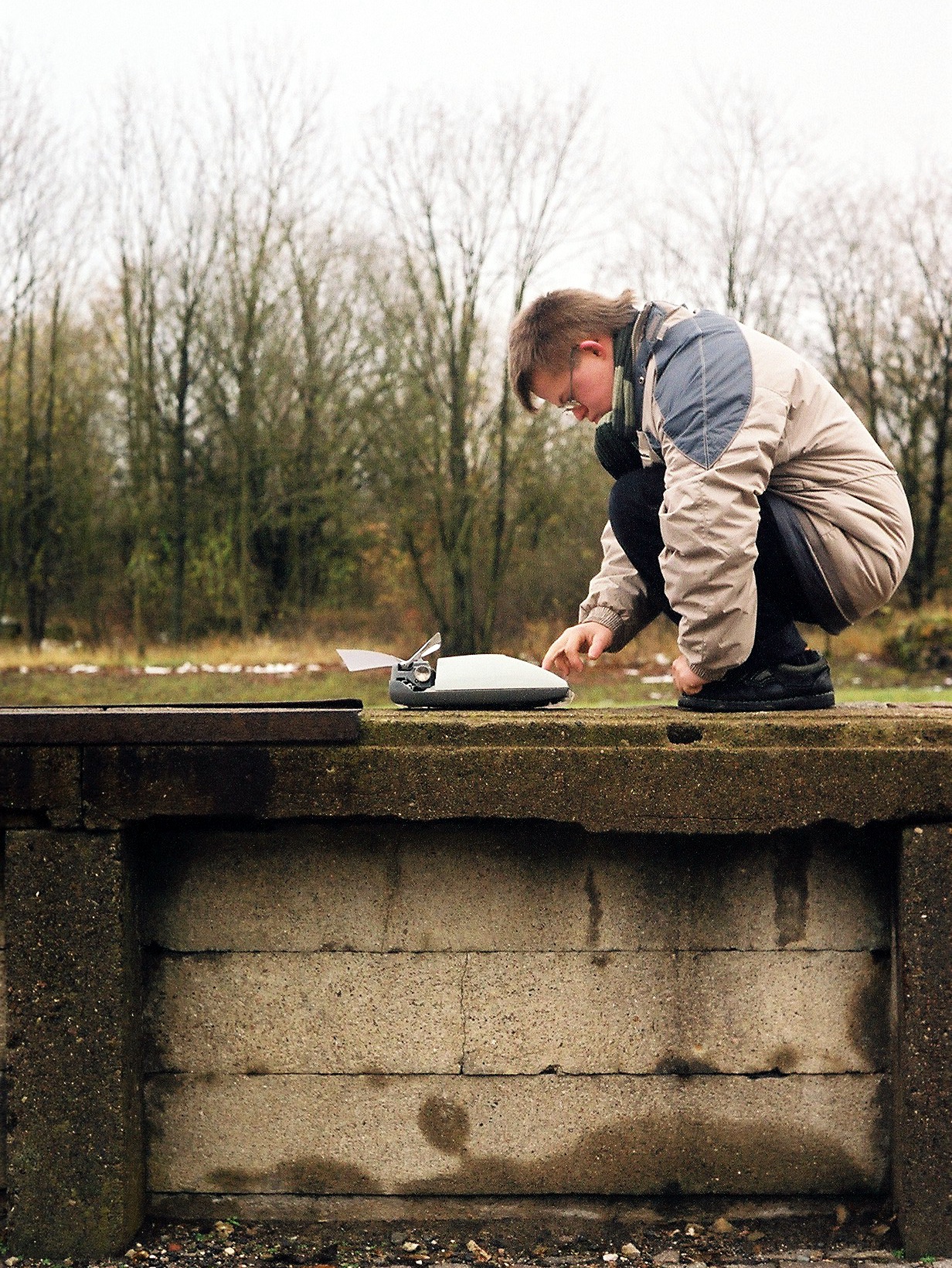 Julian Göpel schreibt an der Rampe in Buchenwald einen Text auf einer Schreibmaschine.
