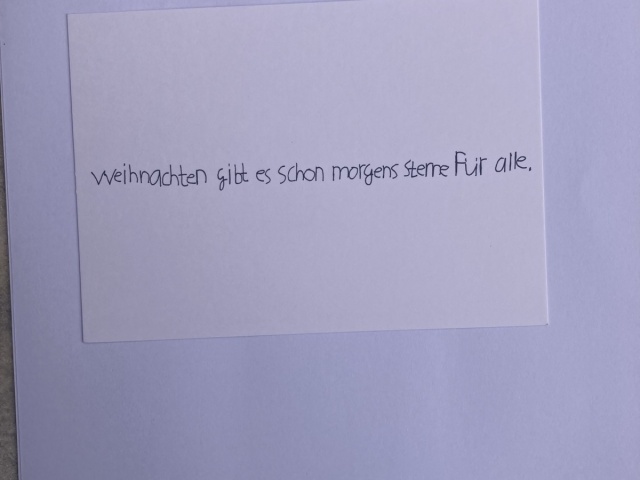 Handschriftlicher Schriftzug Weihnachten gibt es schon morgens Sterne für alle