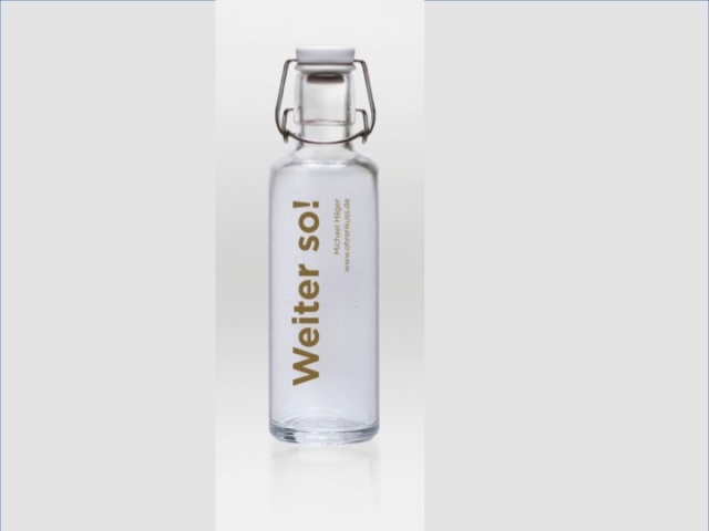 Eine Glasflasche mit dem Zitat